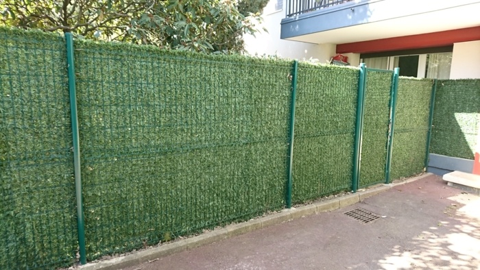Brise vue type haie artificielle - Nos prestations - Clôtures Poussine ...
